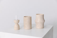 Travertine collectie met travertine vaas, travertine wijnkoeler en travertine kaarshouder van het merk MOOISA